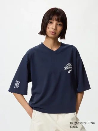 T-shirt graphique court Babymonster UT pour femme | Col en V